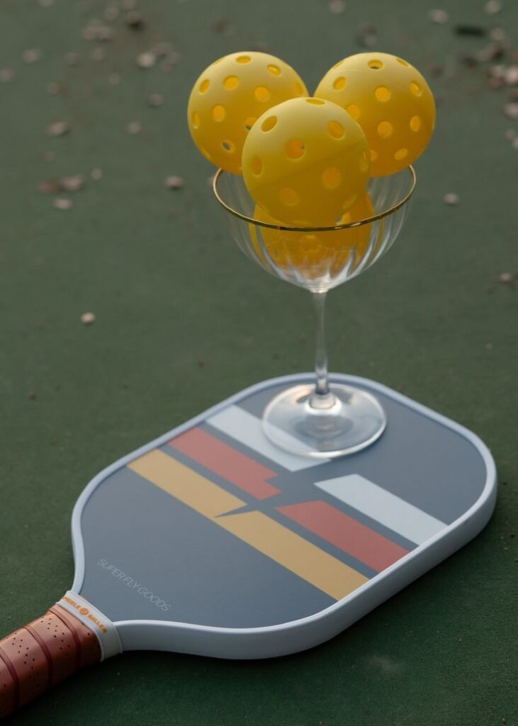 balles de pickleball dans un verre