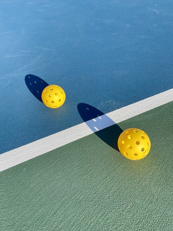 balles de pickleball sur terrain