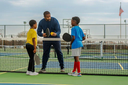 entraineur pickleball avec élèves